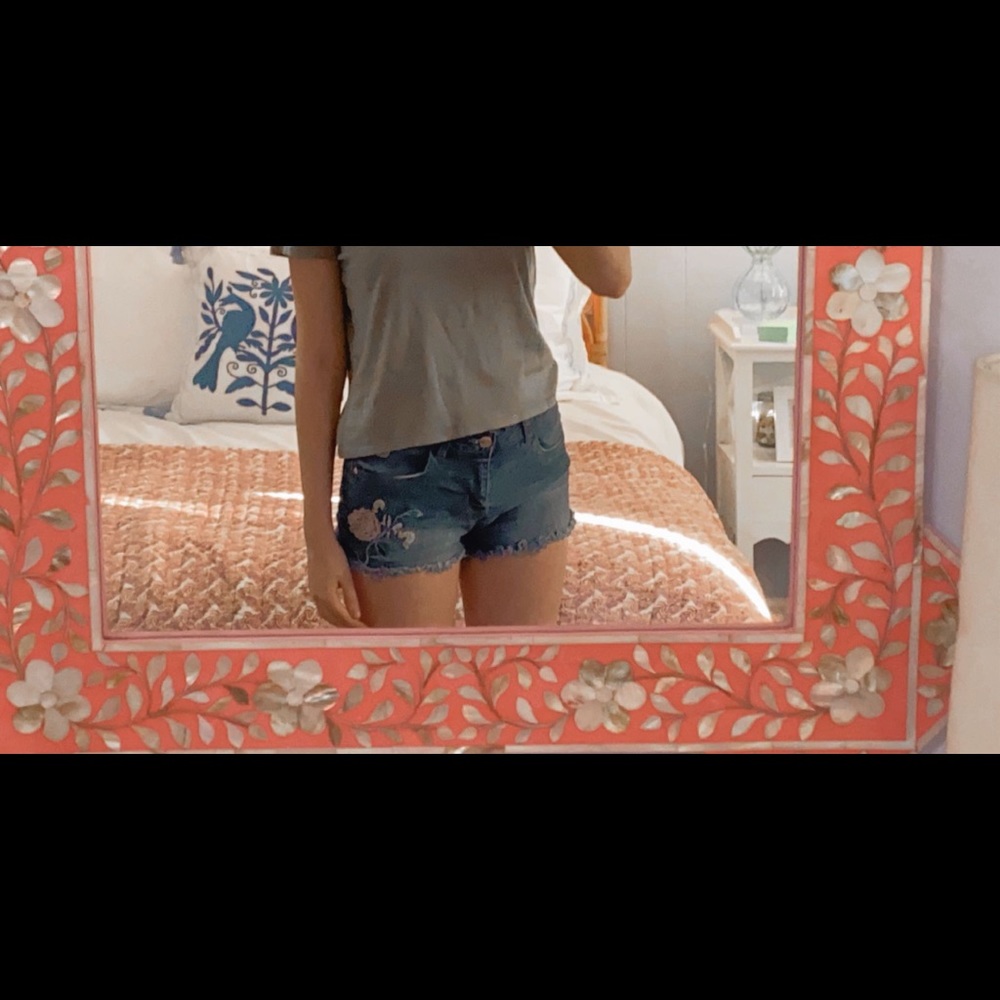 Bebe    Flower embroidered shorts
